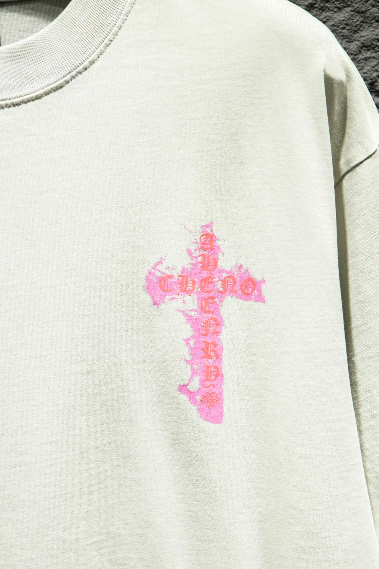 P170 Chrome hearts• ⚠YB custom-woven and dyed fabric, color, printing, version, accessories. The fabric is woven by imported machines. The uniqueness of the cloth texture creates a perfect garment effect. The fabric is made of 260-gram clean cloth with 320-gram 1*1 rib. 4-color environmentally friendly dyed fabric, and the threads are in the same cylinder without color difference.  Gradient dyeing of ready-made garments, the process of frying snowflakes in the washing water of ready-made garments, heavy distressing and whitening. Hat, collar, pockets, cuffs, front and rear threads, details of holes are clearly visible. The printing uses Japanese BROTHER white ink digital direct-to-garment printing. This model is a global limited edition. In order to present a product like a work of art, after a long period of repeated determination of details, it presents a very high-standard ready-to-wear garment. The front chest is made of direct-injection printing environmentally friendly glue material, using a mechanized printing process. Mechanical printing has high precision, the positioning accuracy can reach ±0.02mm, and the quality is stable.   The body of the garment is washed and distressed, which greatly increases the interest of the garment and creates a unique visual effect. The special washing effect creates a unique aged effect.  Croix Heart Short Sleeve must be the first short-sleeved piece in spring and summer that blurs the boundaries of unisex style. It has a classic dropped shoulder oversize version and a loose and casual upper body.  Color: Washed Gray, Washed Black Size: S M L XL